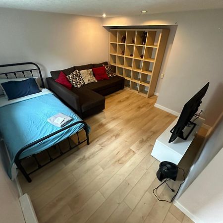 Artistic Apartment Near Downtown Виктория Экстерьер фото