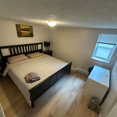 Artistic Apartment Near Downtown Виктория Экстерьер фото