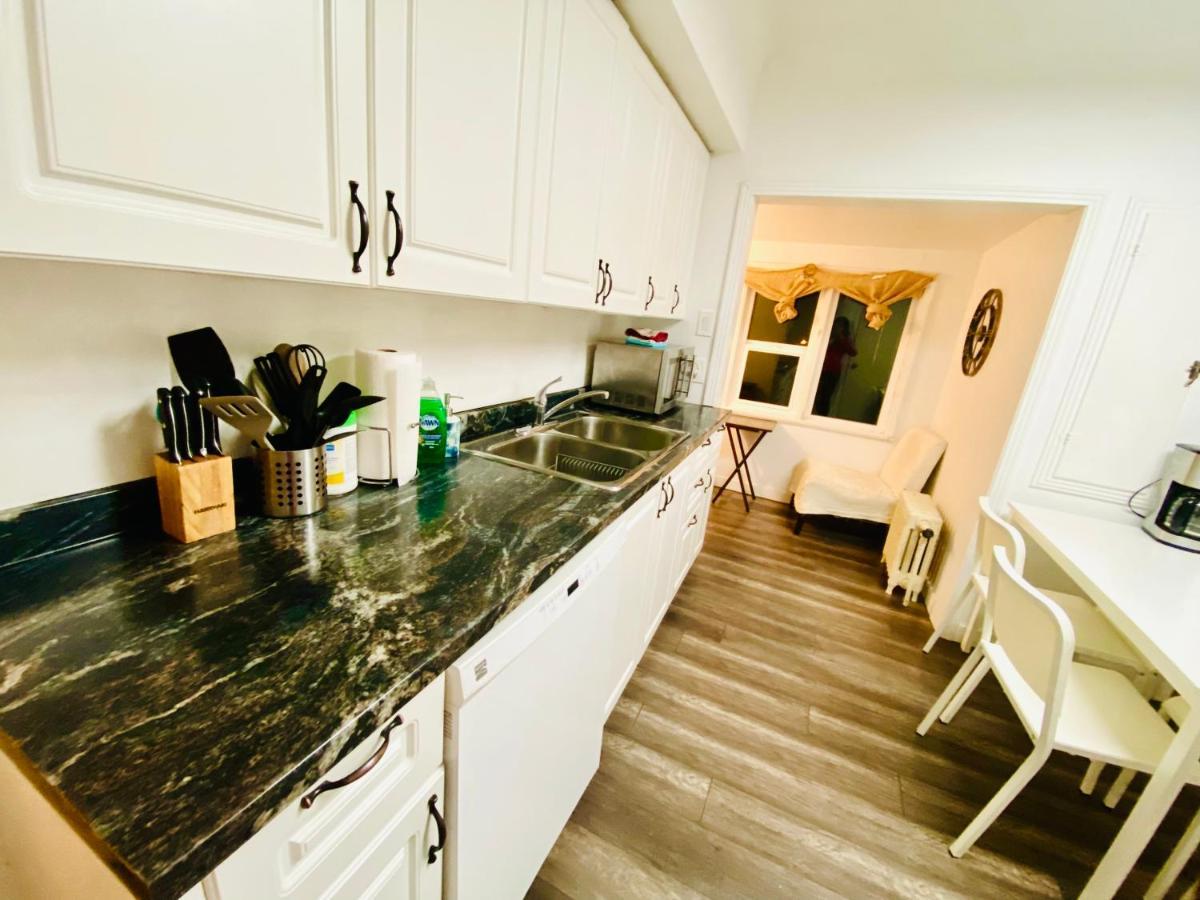 Artistic Apartment Near Downtown Виктория Экстерьер фото