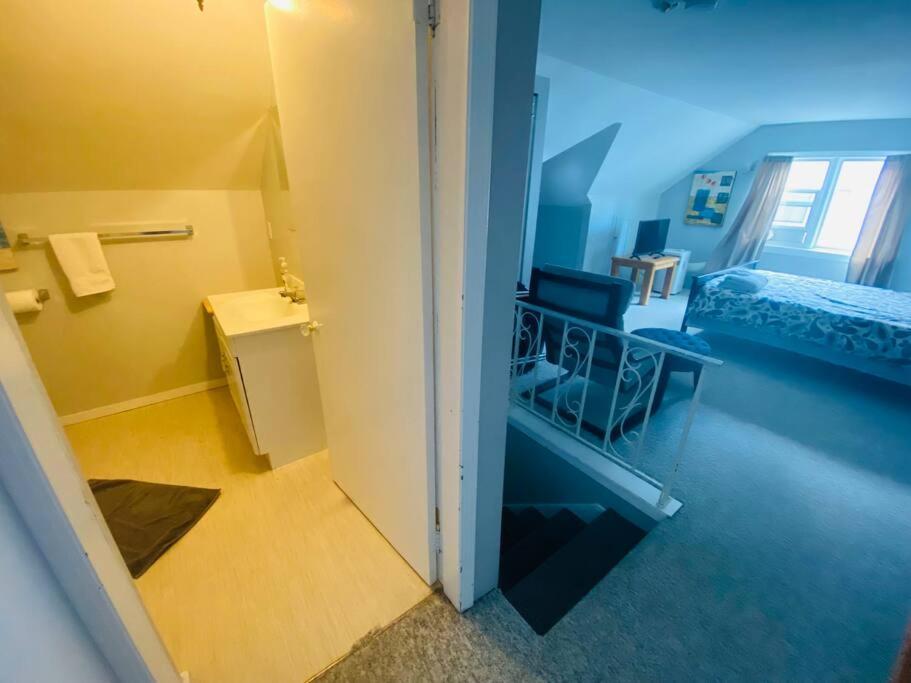Artistic Apartment Near Downtown Виктория Экстерьер фото