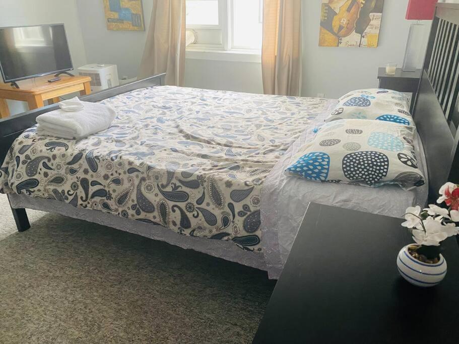 Artistic Apartment Near Downtown Виктория Экстерьер фото