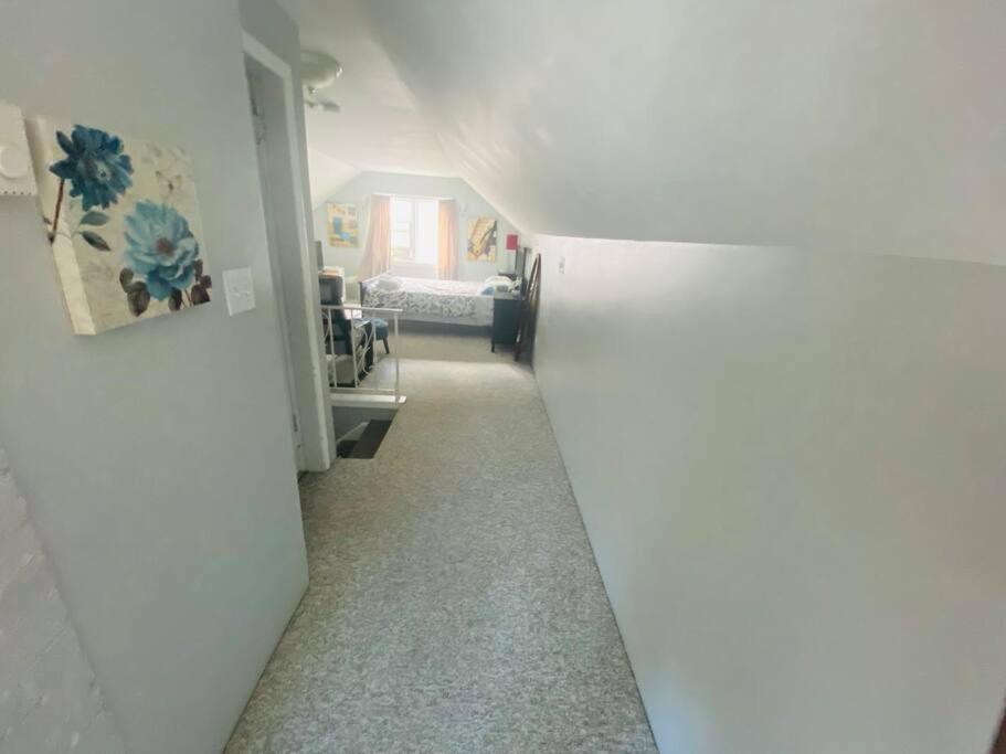 Artistic Apartment Near Downtown Виктория Экстерьер фото
