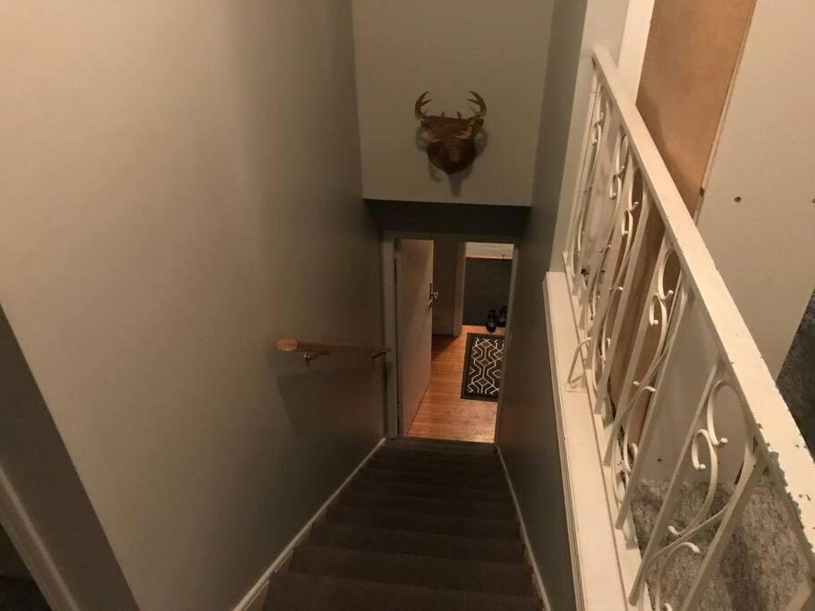 Artistic Apartment Near Downtown Виктория Экстерьер фото