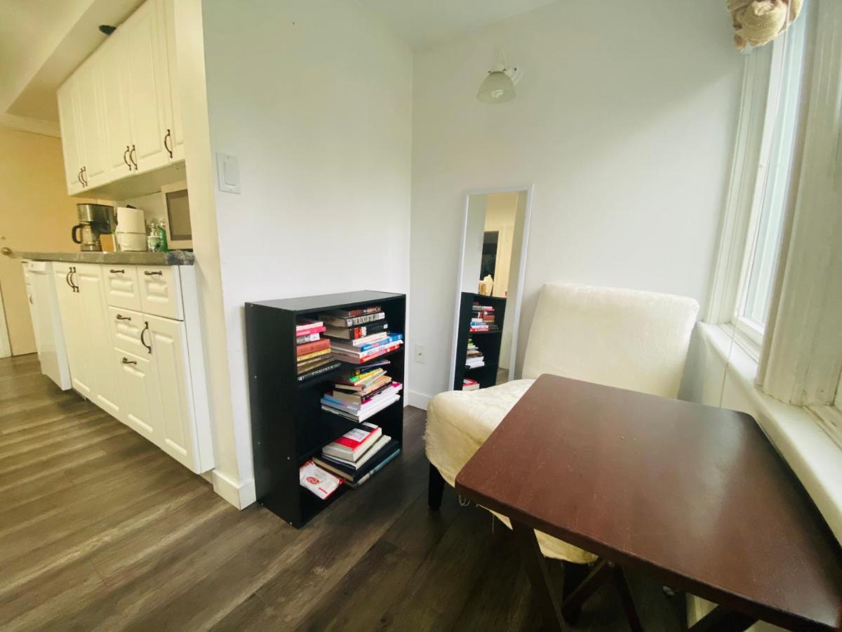 Artistic Apartment Near Downtown Виктория Экстерьер фото