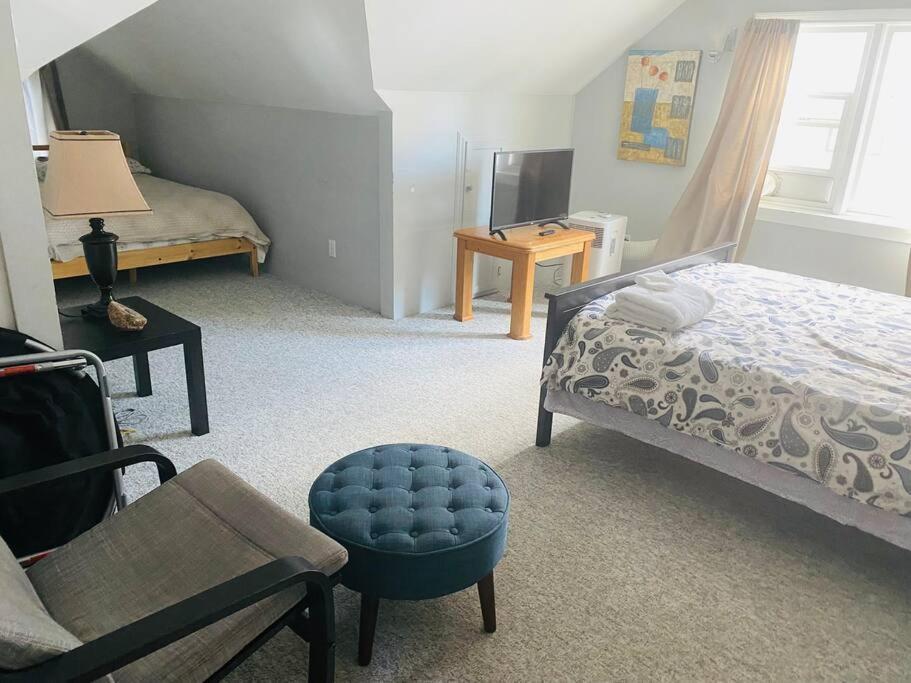 Artistic Apartment Near Downtown Виктория Экстерьер фото