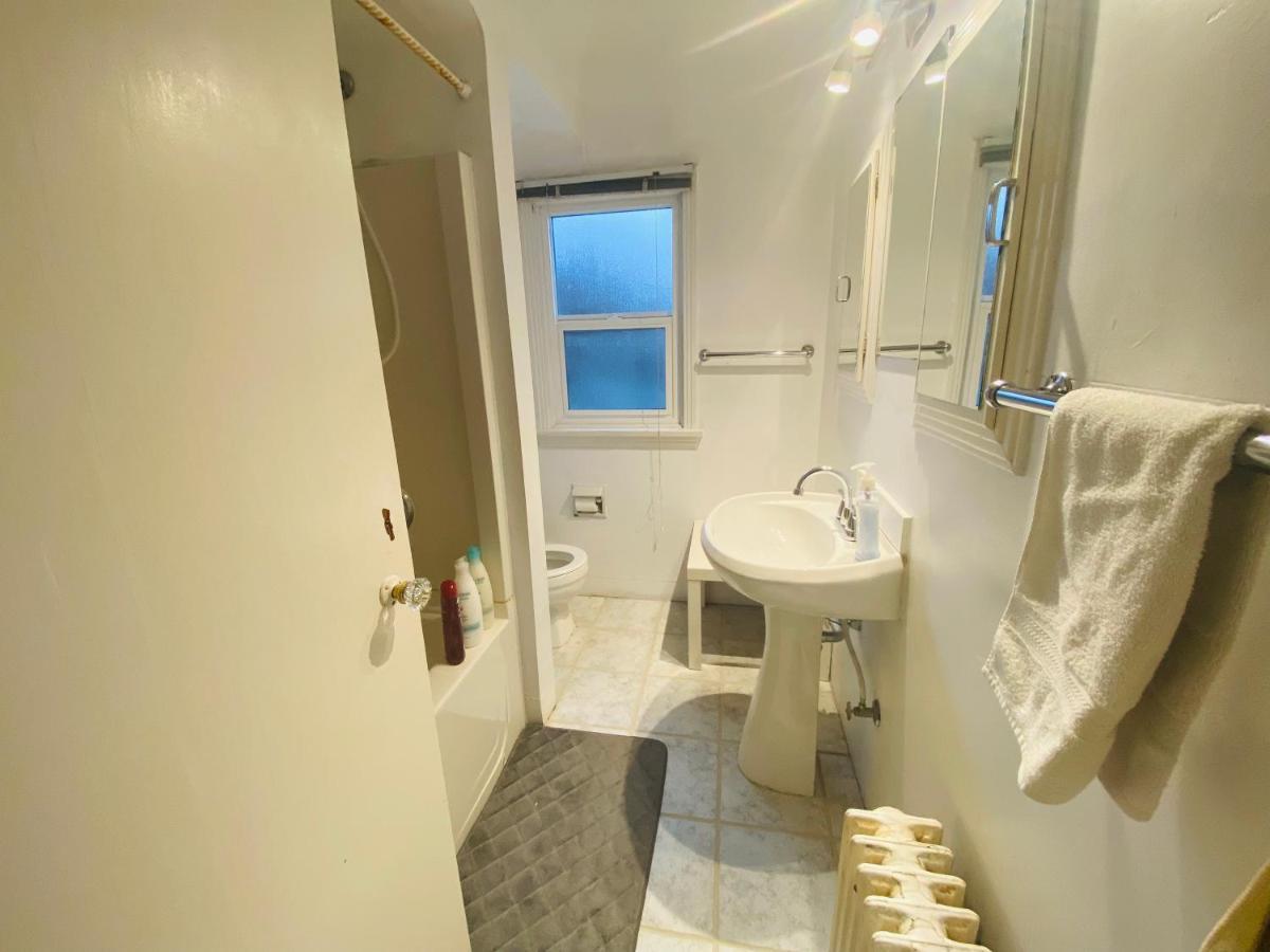 Artistic Apartment Near Downtown Виктория Экстерьер фото