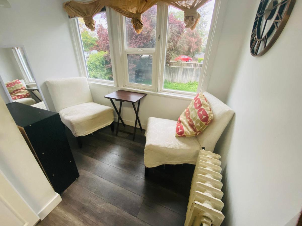 Artistic Apartment Near Downtown Виктория Экстерьер фото