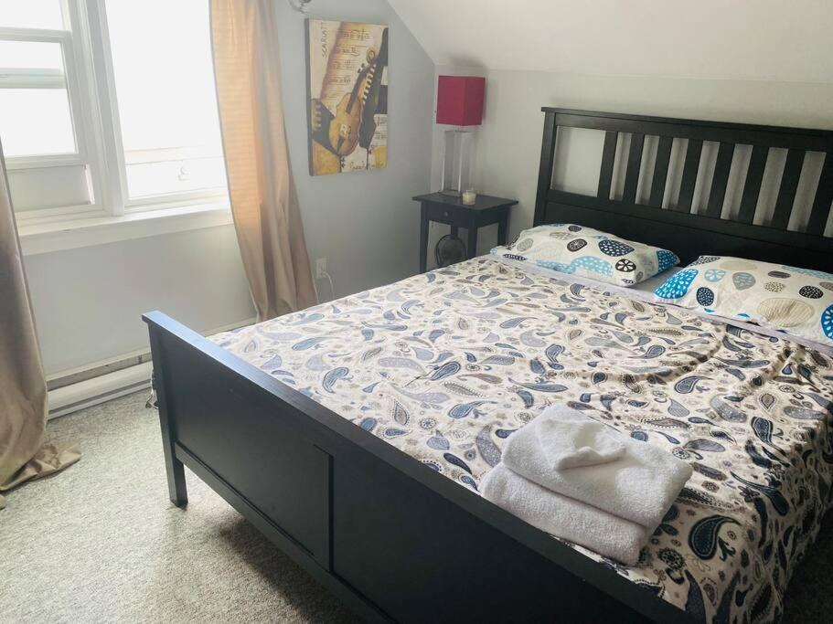 Artistic Apartment Near Downtown Виктория Экстерьер фото