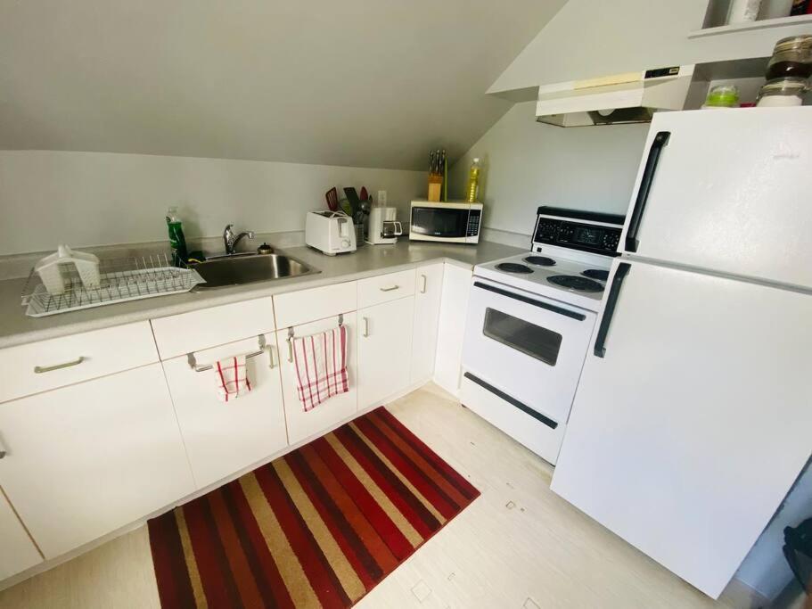 Artistic Apartment Near Downtown Виктория Экстерьер фото