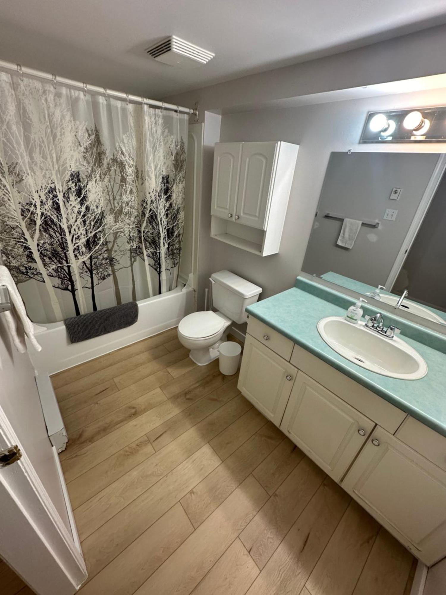 Artistic Apartment Near Downtown Виктория Экстерьер фото