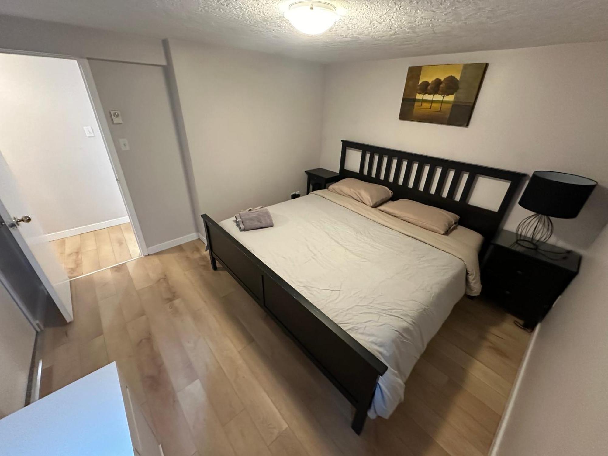 Artistic Apartment Near Downtown Виктория Экстерьер фото