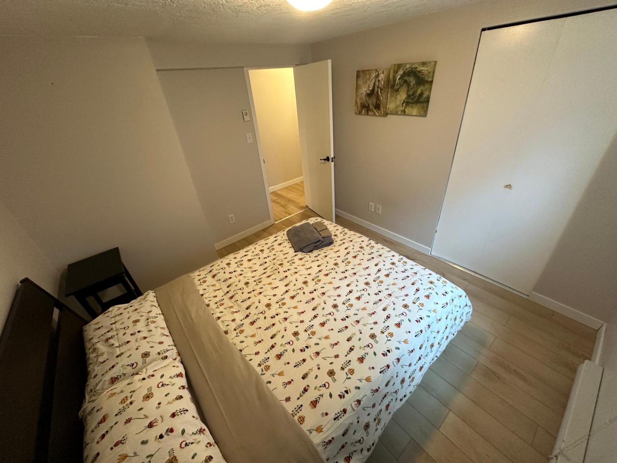Artistic Apartment Near Downtown Виктория Экстерьер фото
