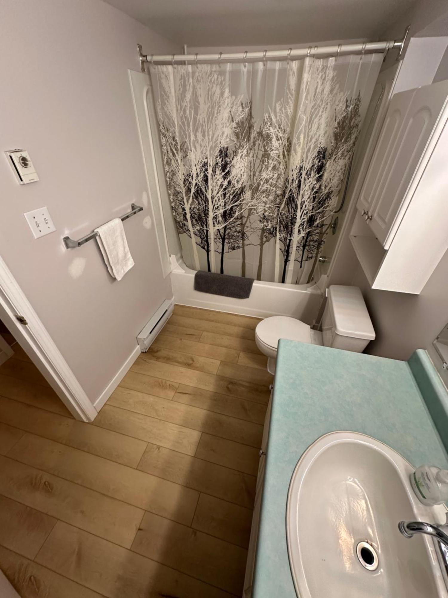 Artistic Apartment Near Downtown Виктория Экстерьер фото