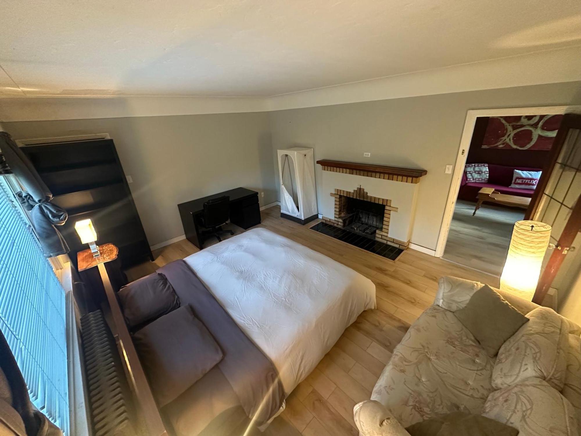 Artistic Apartment Near Downtown Виктория Экстерьер фото