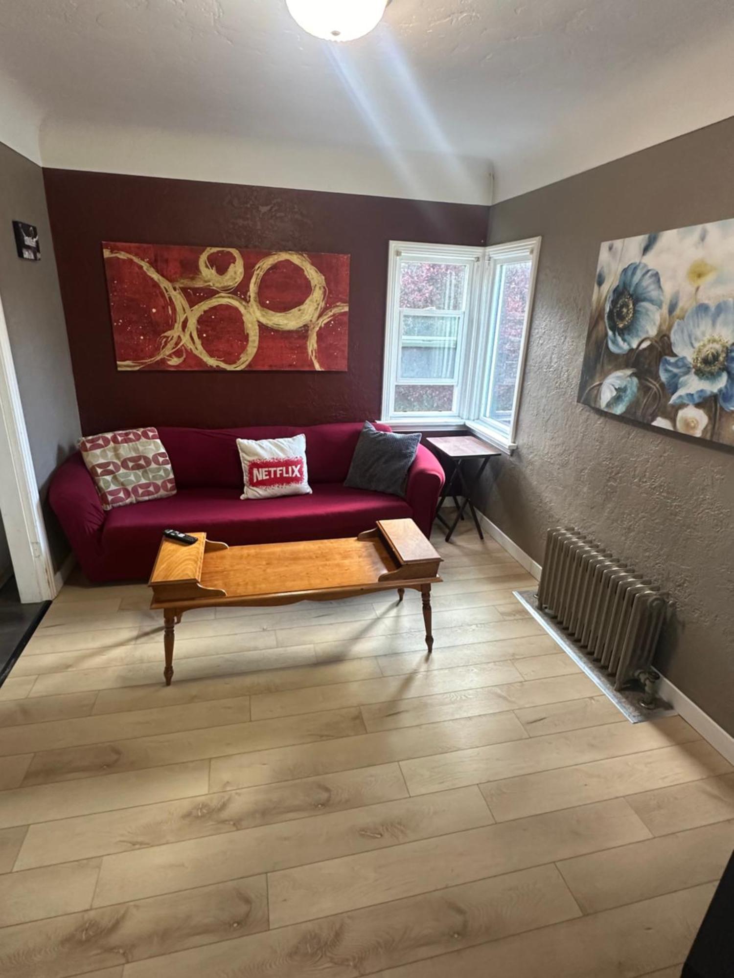 Artistic Apartment Near Downtown Виктория Экстерьер фото