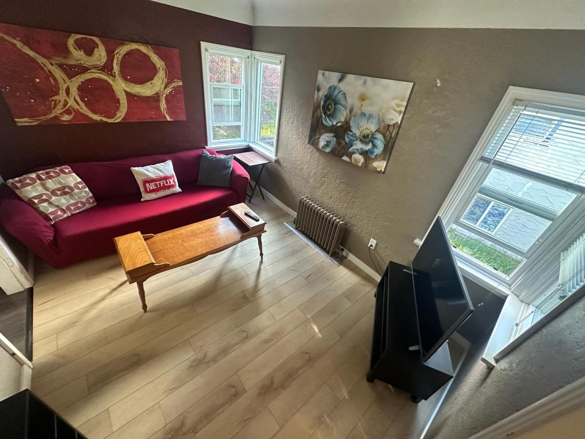 Artistic Apartment Near Downtown Виктория Экстерьер фото