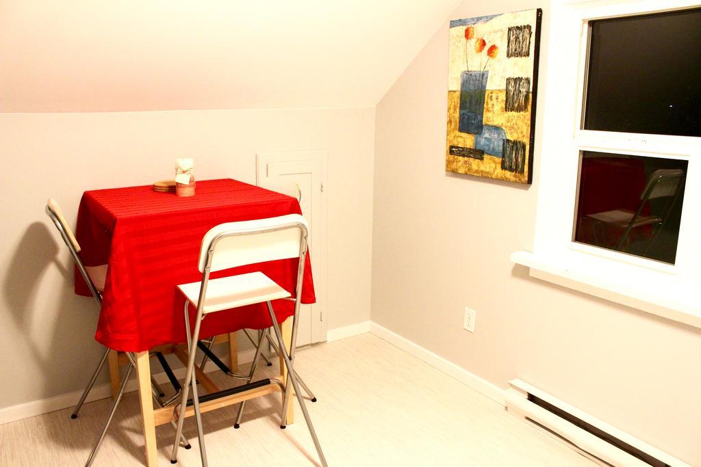 Artistic Apartment Near Downtown Виктория Экстерьер фото