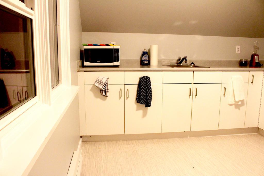 Artistic Apartment Near Downtown Виктория Экстерьер фото