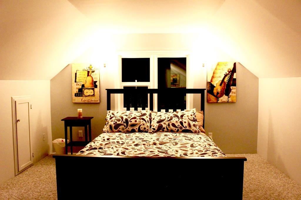 Artistic Apartment Near Downtown Виктория Экстерьер фото