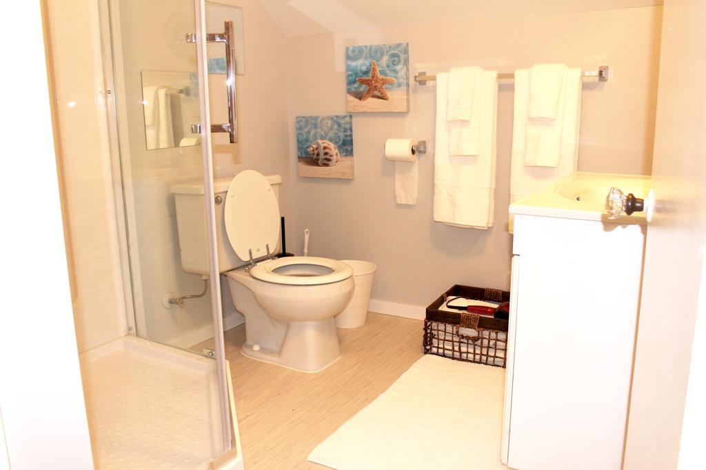 Artistic Apartment Near Downtown Виктория Экстерьер фото
